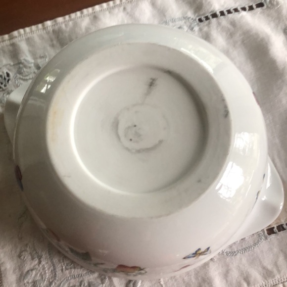 Vintage covered casserole dish with strawberry vine, butterfly and ladybugs. - Picture 6 of 8